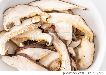 乾香菇 (donko) 片的特寫 121495778