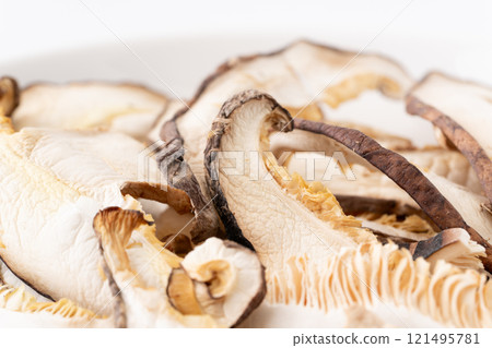 乾香菇 (donko) 片的特寫 121495781