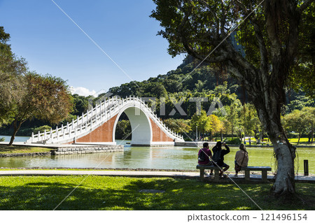 Beautiful Jindai Bridge and lakeside landscape in Taipei Dahu Park, Taiwan. 121496154