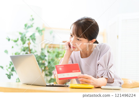 女性中年婦女擔心銀行存摺 121496224