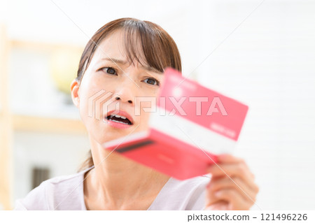 女性中年婦女擔心銀行存摺 121496226
