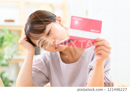 女性中年婦女擔心銀行存摺 121496227