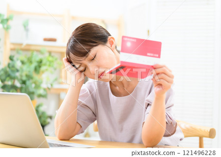 女性中年婦女擔心銀行存摺 121496228