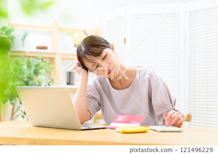 女性中年婦女擔心銀行存摺 121496229