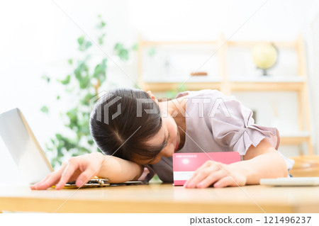 女性中年婦女擔心銀行存摺 121496237