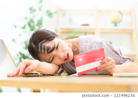 女性中年婦女擔心銀行存摺 121496238