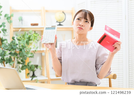 女性中年婦女擔心銀行存摺 121496239