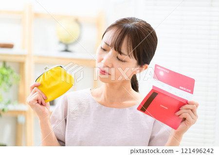 女性中年婦女擔心銀行存摺 121496242