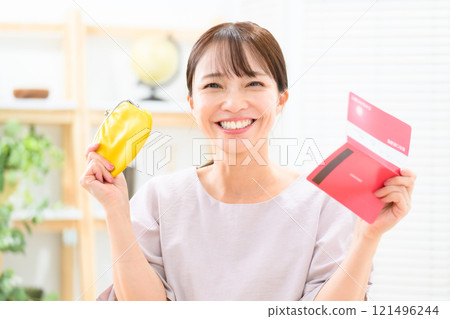 中年婦女對皮夾和存摺感到滿意 121496244