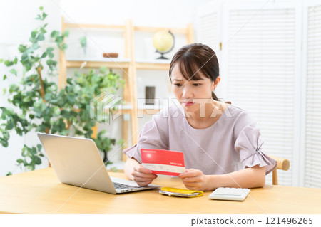 中年婦女擔心銀行存摺 121496265