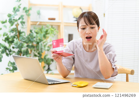 中年婦女擔心銀行存摺 121496269