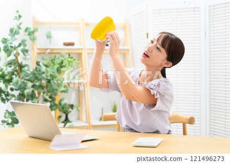 中年婦女擔心銀行存摺 121496273
