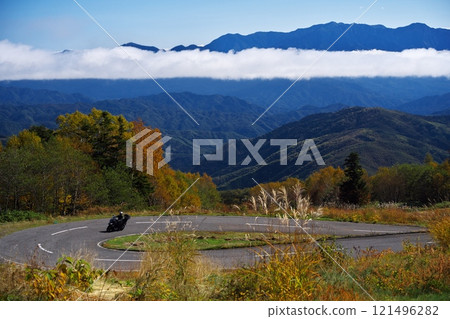 秋天，騎著自行車沿著禦岳天際線的髮夾彎騎行 121496282