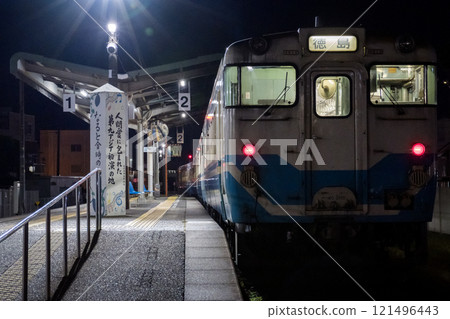 [Tokutoku Line] A local train with additional cars added for the Awa Odori festival 121496443