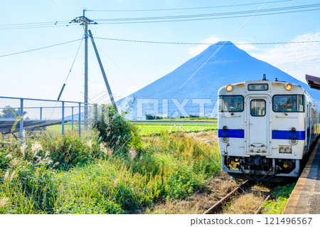 鹿兒島縣指宿市木葉47號及開聞岳秋季抵達西大山站 121496567