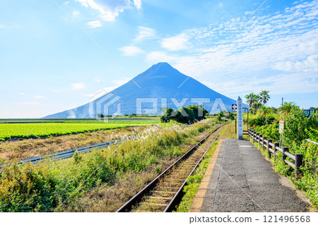 鹿兒島縣指宿市秋天的西大山站和開聞岳 鹿兒島縣指宿市秋天的西大山站和開聞岳 121496568