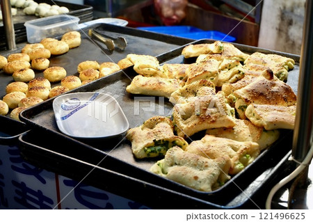 Taiwan night market, food stall image, pepper bun 121496625