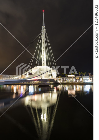 Night view of the beautiful Dagang Bridge (Great Harbor Bridge) connecting Pier-2 Art Center and Peng-lai Commercial Harbor in Kaohsiung, Taiwan. 121496632
