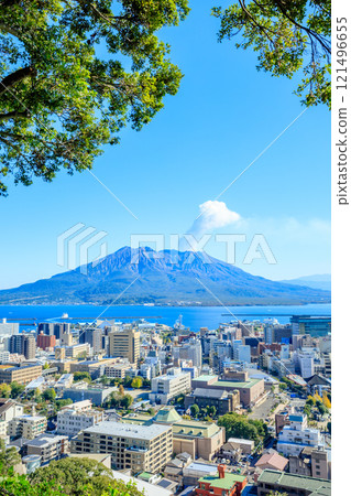 Sakurajima and the scenery seen from the observation deck at Shiroyama Park in autumn, Kagoshima City, Kagoshima Prefecture 121496655