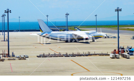 一架大型貨機在中部國際機場等候 121497256