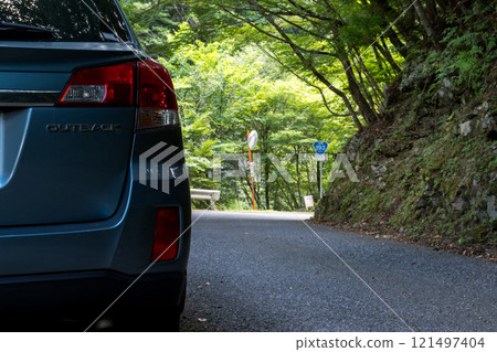 【193國道】國道和沿山谷行駛的汽車 121497404