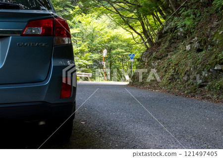 【193國道】國道和沿山谷行駛的汽車 121497405