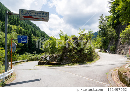 [National Route 193] Junction with Tsurugiyama Super Forest Road 121497962