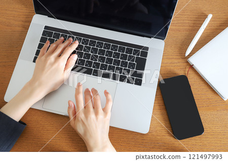 使用計算機的婦女手邊的生意 121497993