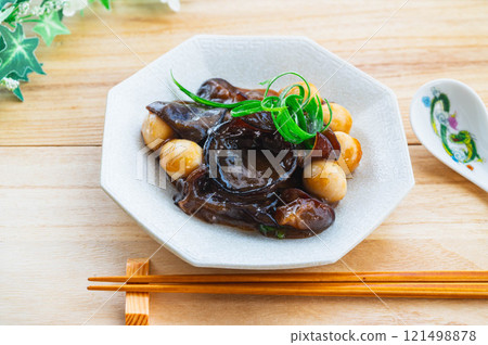 Stir-fried oyster sauce with wood ear mushrooms and quail Stir-fried oyster sauce with wood ear mushrooms and quail 121498878