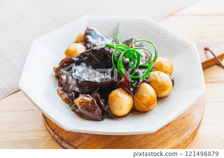 Stir-fried oyster sauce with wood ear mushrooms and quail Stir-fried oyster sauce with wood ear mushrooms and quail 121498879
