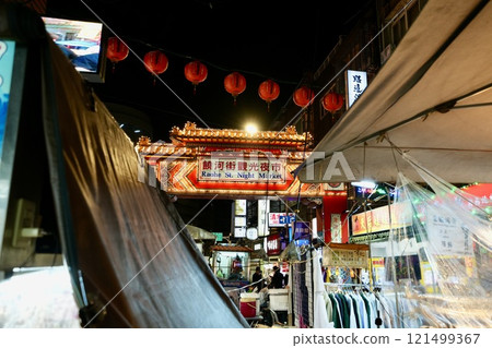 Taiwan Raohe Street Tourist Night Market (Songshan District, Taipei City, Taiwan) 121499367