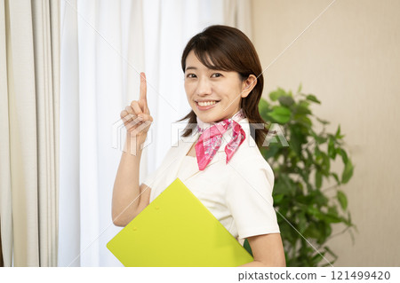 美容師微笑著食指向上 121499420