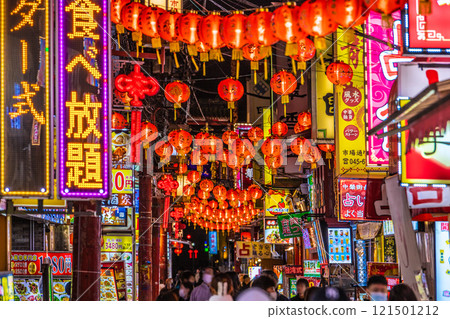 日本橫濱城市景觀橫濱唐人街/市場街在晚上。熱鬧的紅燈籠歡迎遊客。 121501212
