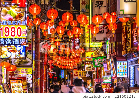 日本橫濱城市景觀橫濱唐人街/市場街在晚上。熱鬧的紅燈籠歡迎遊客。 121501213