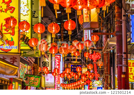 日本橫濱城市景觀橫濱唐人街/市場街在晚上。熱鬧的紅燈籠歡迎遊客。 日本橫濱城市景觀橫濱唐人街/市場街在晚上。熱鬧的紅燈籠歡迎遊客。 121501214