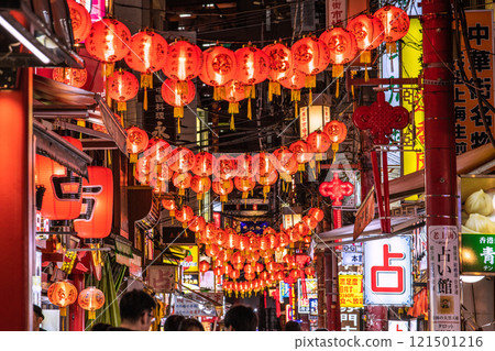 日本橫濱城市景觀橫濱唐人街/市場街在晚上。熱鬧的紅燈籠歡迎遊客。 日本橫濱城市景觀橫濱唐人街/市場街在晚上。熱鬧的紅燈籠歡迎遊客。 121501216