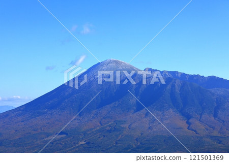 Mt. Iwate with its first snowfall as seen from the Hachimantai Aspite Line 121501369