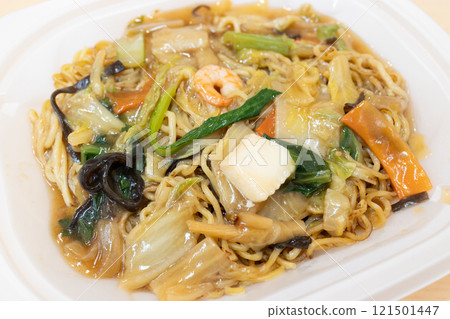 Delicious convenience store food: mixed vegetable fried noodles with thickened sauce 121501447