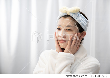 A woman packing 121501802