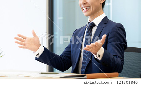 男性商人解釋和談判業務 男性商人解釋和談判業務 121501846