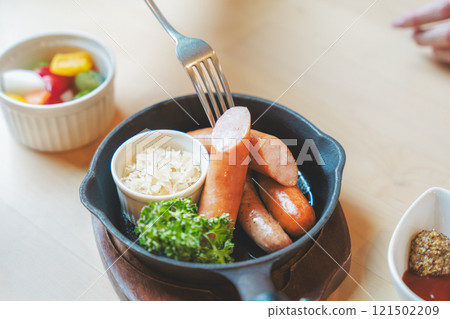 Delicious craft beer and luxurious snacks. Photo courtesy of Tsukioka Brewery. 121502209