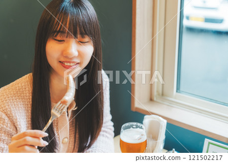 兩個女人用精釀啤酒吃香腸當零食 121502217