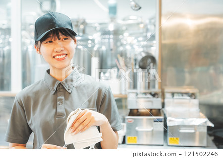 工作人員擦拭啤酒杯 照片由月岡啤酒廠提供。 工作人員擦拭啤酒杯 照片由月岡啤酒廠提供。 121502246