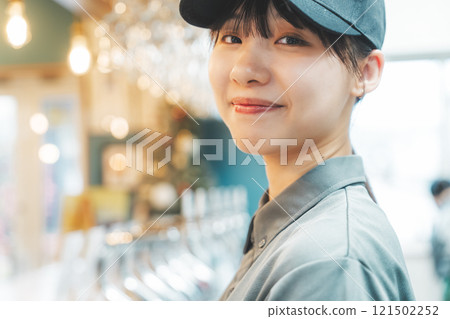 工作人員擦拭啤酒杯 照片由月岡啤酒廠提供。 121502252
