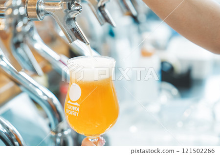 女店員從飲水機倒啤酒 照片由月岡啤酒廠提供。 女店員從飲水機倒啤酒 照片由月岡啤酒廠提供。 121502266