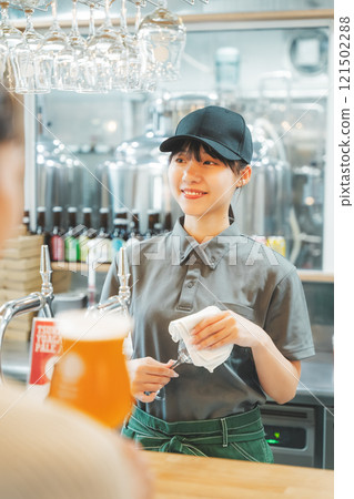 一名年輕女子與店員交談 照片由月岡啤酒廠提供。 一名年輕女子與店員交談 照片由月岡啤酒廠提供。 121502288