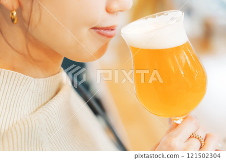 享受精釀啤酒的年輕女子 照片由月岡啤酒廠提供。 享受精釀啤酒的年輕女子 照片由月岡啤酒廠提供。 121502304