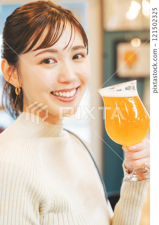 享受精釀啤酒的年輕女子 照片由月岡啤酒廠提供。 享受精釀啤酒的年輕女子 照片由月岡啤酒廠提供。 121502325