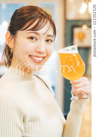 享受精釀啤酒的年輕女子 照片由月岡啤酒廠提供。 享受精釀啤酒的年輕女子 照片由月岡啤酒廠提供。 121502326