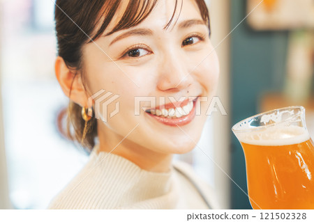 享受精釀啤酒的年輕女子 照片由月岡啤酒廠提供。 121502328
